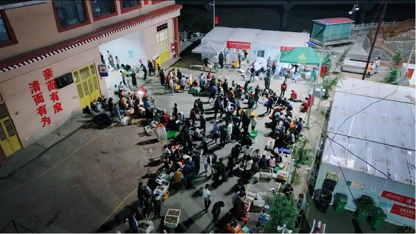 雅江松茸交易市場人聲鼎沸。雅江外宣供圖