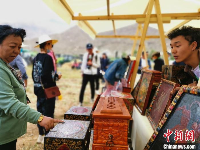 圖為拉薩市民在特色農畜產品展示展銷會上選購商品。　張偉 攝