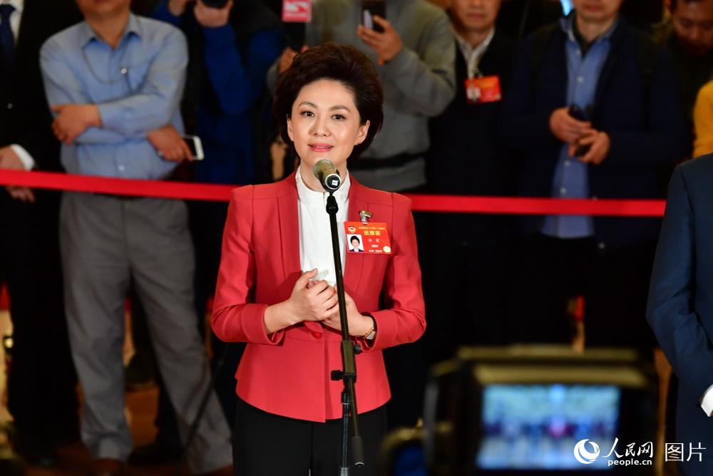 全國政協委員、中央廣播電視總臺央視新聞主播海霞接受記者采訪。