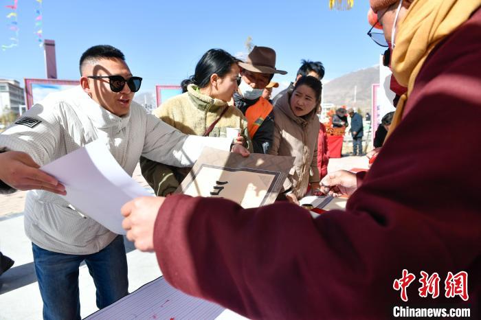 圖為展銷會(huì)現(xiàn)場。　貢嘎來松 攝