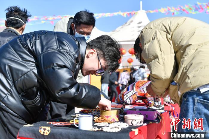 圖為展銷會(huì)現(xiàn)場。　貢嘎來松 攝