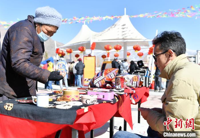 圖為展銷會(huì)現(xiàn)場。　貢嘎來松 攝