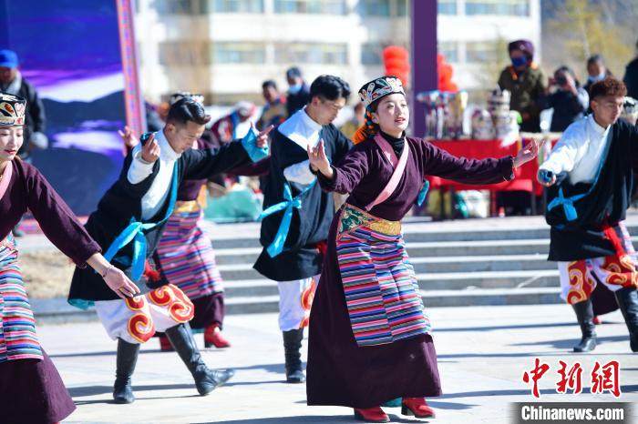 圖為藝術(shù)團(tuán)表演“扎西果諧”。　貢嘎來松 攝