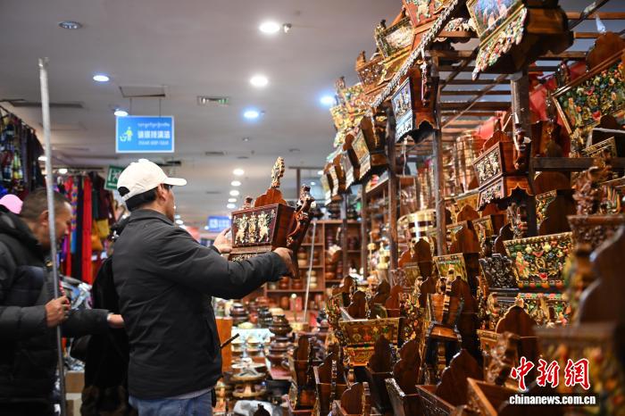 （新春見聞）年貨市場紅火古城拉薩節日氛圍濃厚